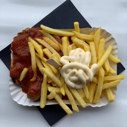Currywurst Pommes Mayo im Catering